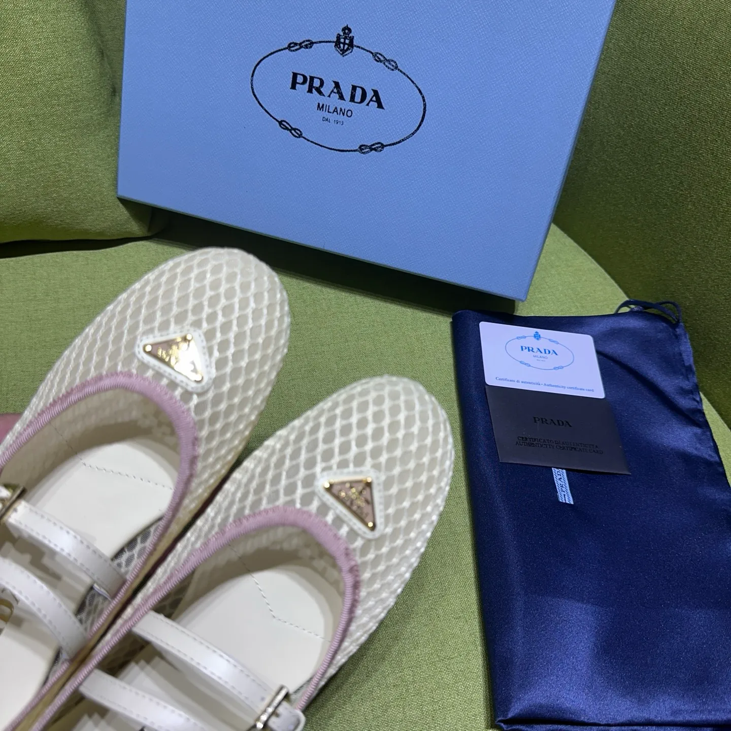 👟👟Ex-factory price 500👟👟 Prada 25ss new style for early spring🔥🔥✨ 🌟 Recommended by major bloggers in Xiaohongshu, developed 1-1 to highlight classic charm. Open molded outsole. Imported mixed breed sheep lining. These ballet flats have a feminine silhouette and classic details for a sophisticated and timeless style. The mesh fabric is reinterpreted with lace patterns, which is delicate and unique. The upper is embellished with a narrow band and an engraved logo metal buckle. Enamel-coated triangular metal logo. 5mm one-piece rubber sole, decorated with hot-stamped logo. Code number: 35 to 42 (40-42 customized, non-refundable)